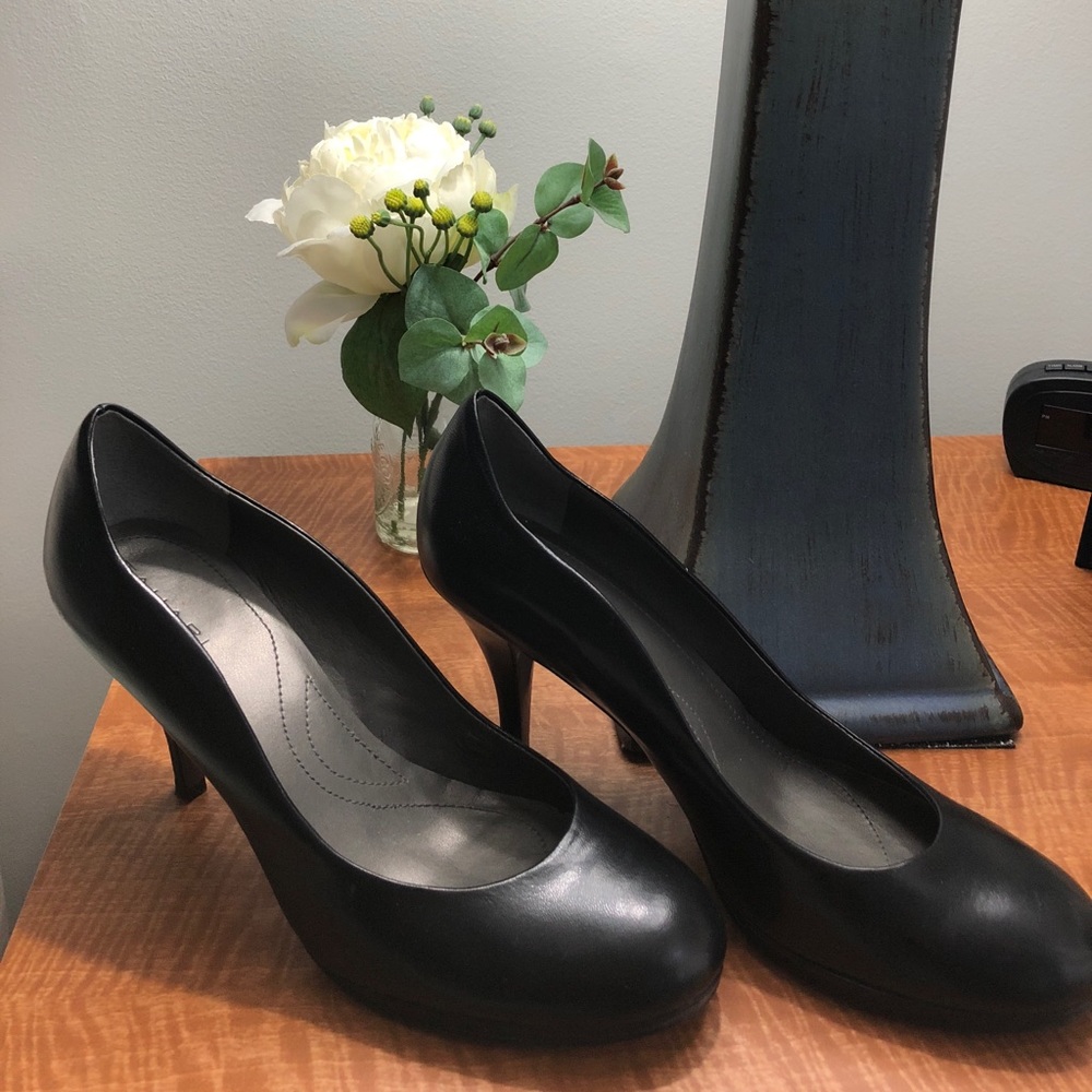 Tahari pumps